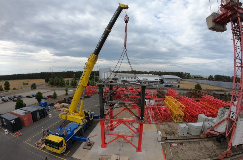 At the end of June, the new tower element was assembled for the first time on the factory premises in Luckau for testing. With external dimensions of 6 x 6 meters, it weighs 28 tons. Heavy equipment is required for its assembly. 