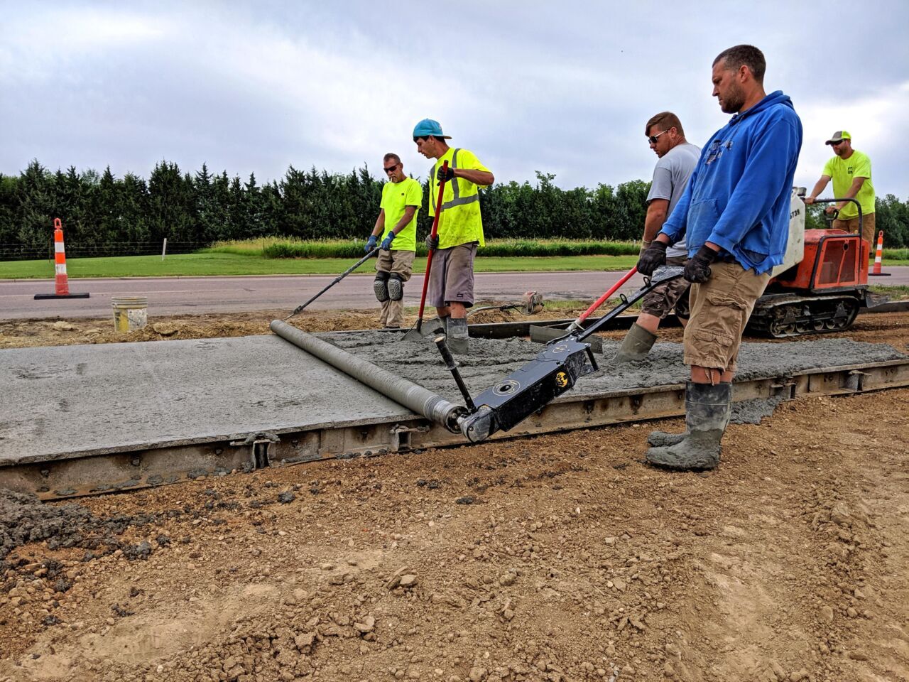 Curb Roller Manufacturing Offers First Battery-Powered Roller Screed - USA  HeavyQuip Journal
